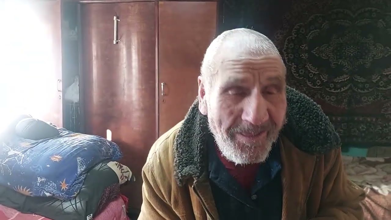 Дед Матвей и его семья пушистых и пернатых