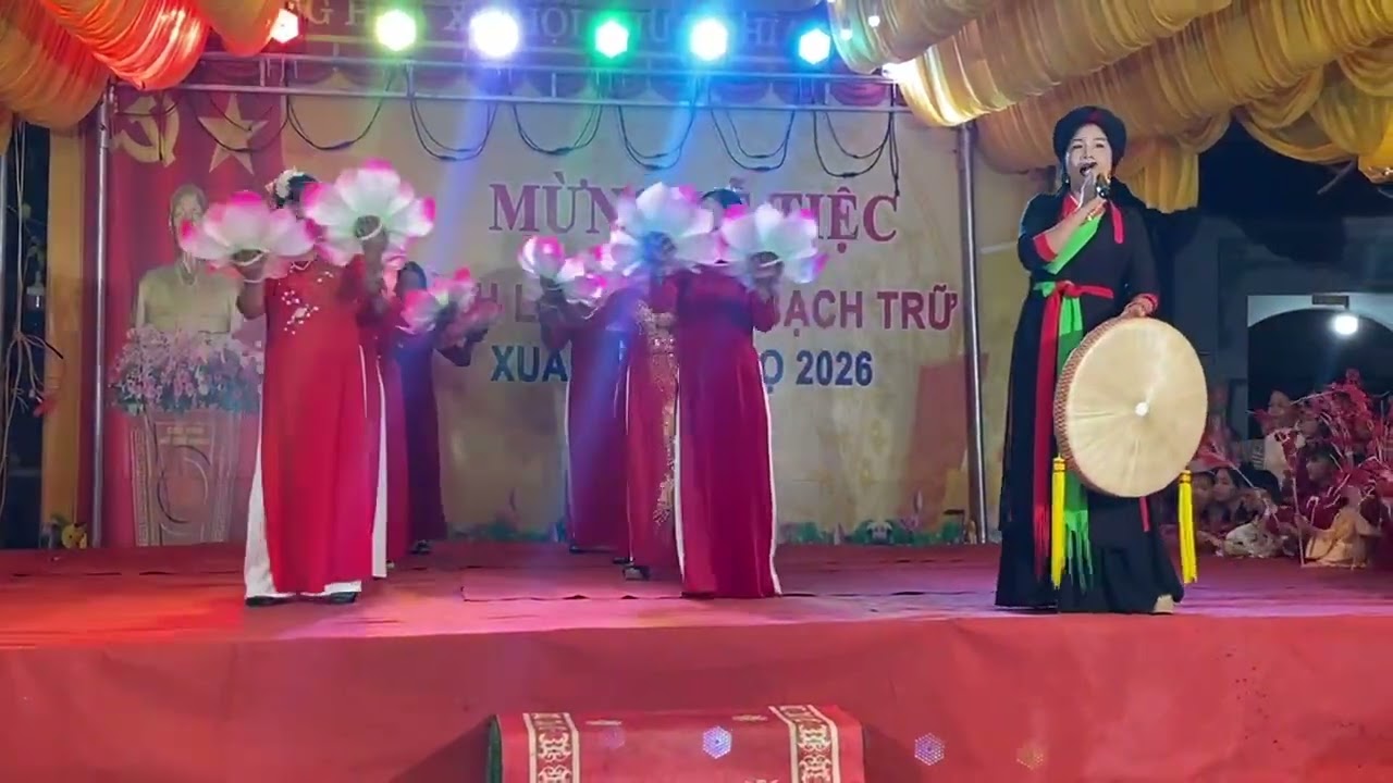 Múa phụ họa các cụ xóm gáo vào đình