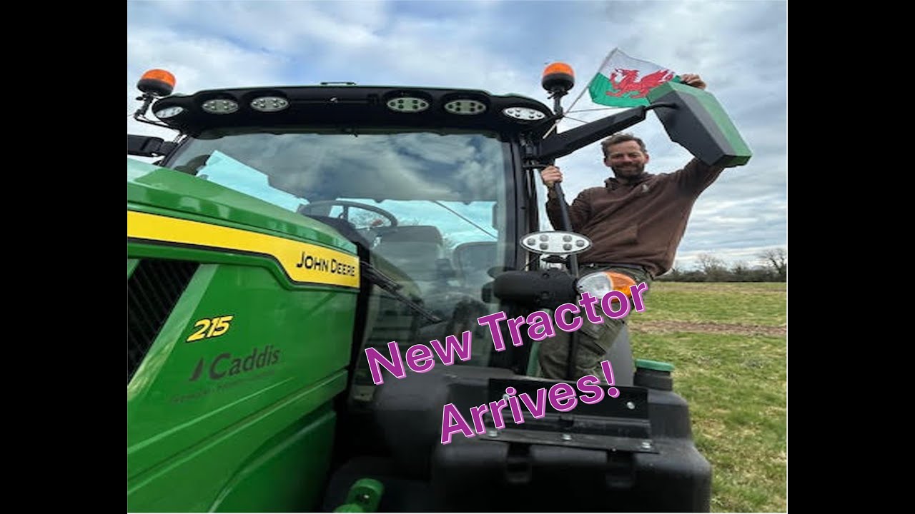 Прибыл новый трактор John Deere 6R 215... Как раз к матчу Кубка шести наций Уэльса и Англии!