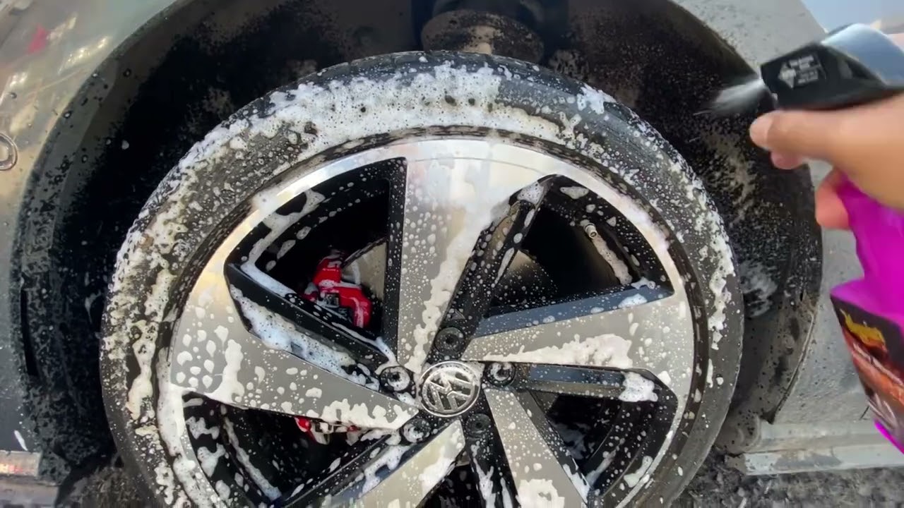 Lavado de rines de un Gti con producto Meguiars Hot Rims Wheel & Tires