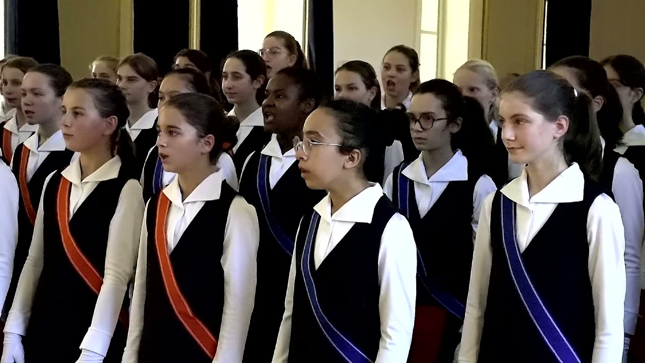 La maitrise de la maison d'éducation de la Légion d'honneur des Loges entonne l'Ode à la joie