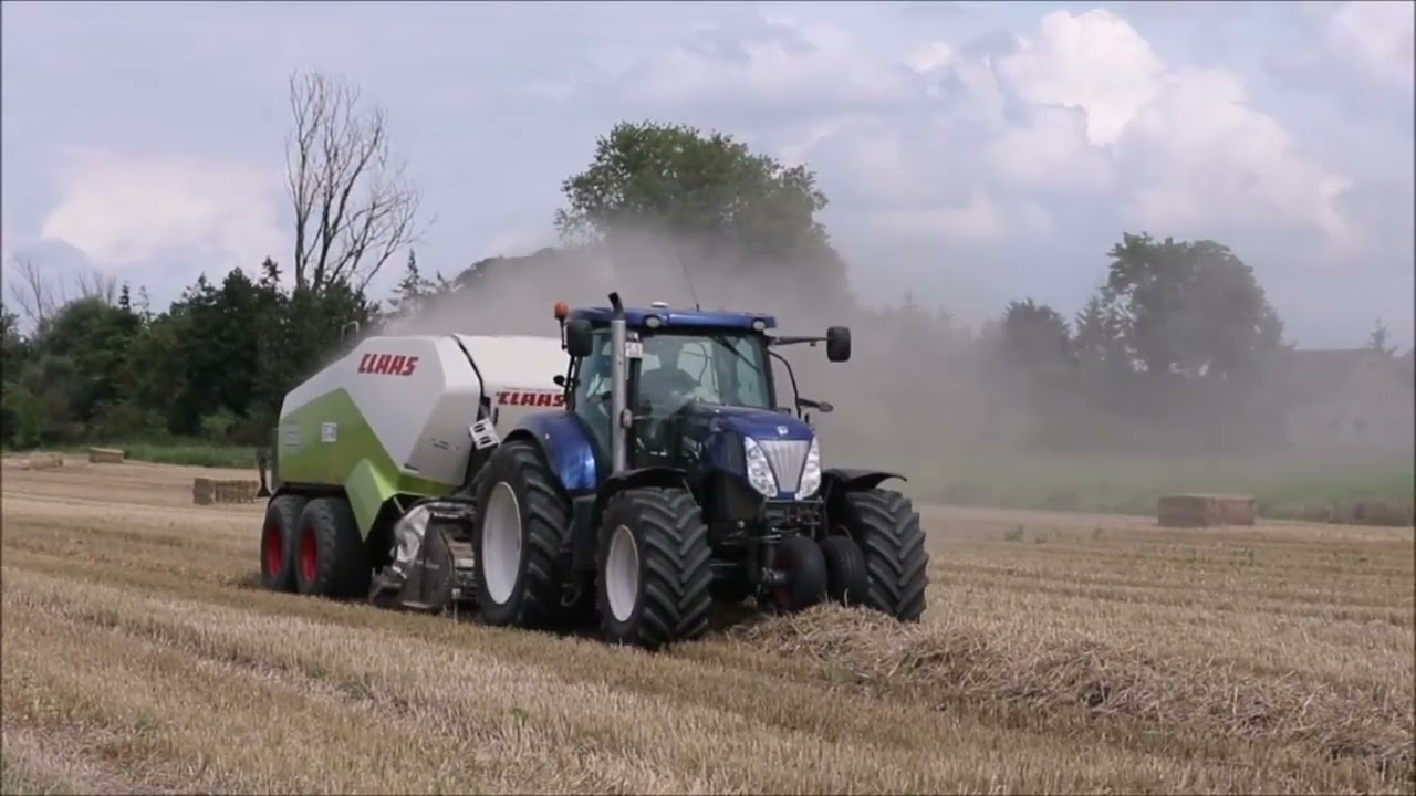 New Holland T 7.270 mit Claas Quadrant 3200 Fine Cut im Stroh.