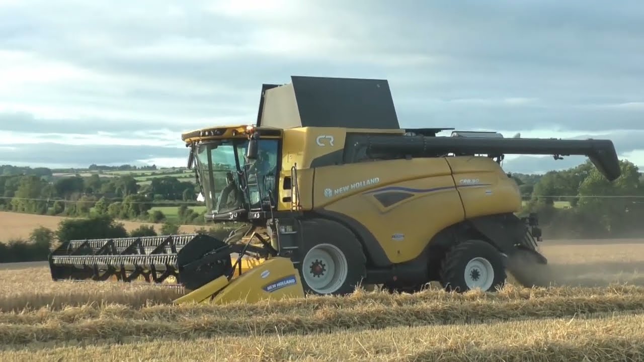 Harvest 2025 New Holland CR8 90