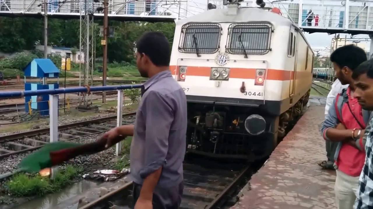WAP 7 Locomotive coupling with Charminar SF Express