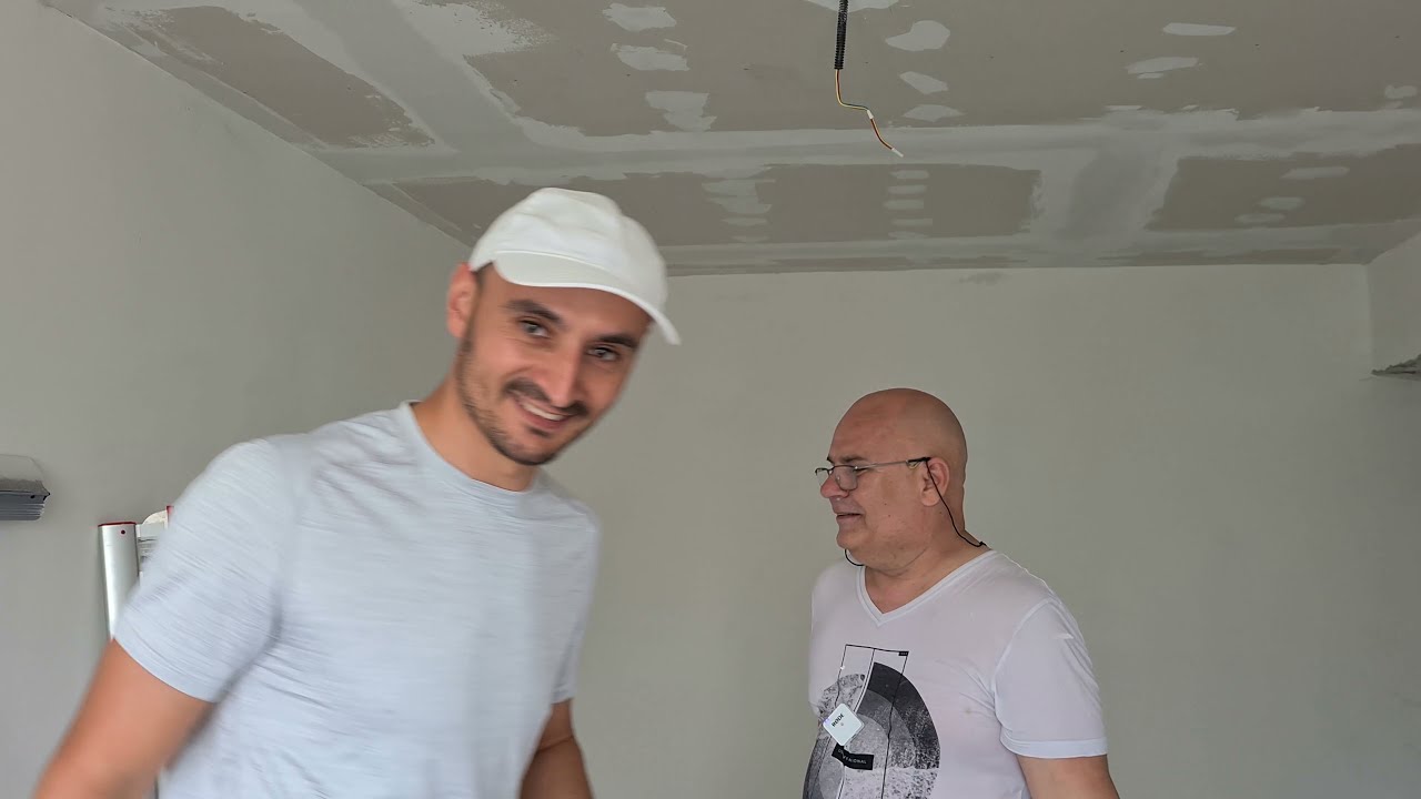 Aplicare glet de finisare cu trafaletul. Renovare apartament vechi Tg Jiu.