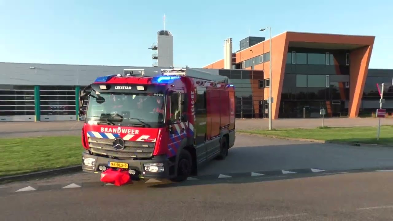 bulhorn p1 25-5132 + 25-5131 +politie mercedes B-klasse met spoed naar een melding in Lelystad