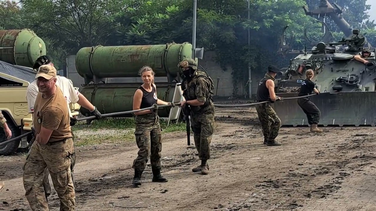 Piknik militarny Zabrze  Park Techniki Wojskowej   WZT2 przeciąga 4 czołgi   T55, T34, Leopard i T72