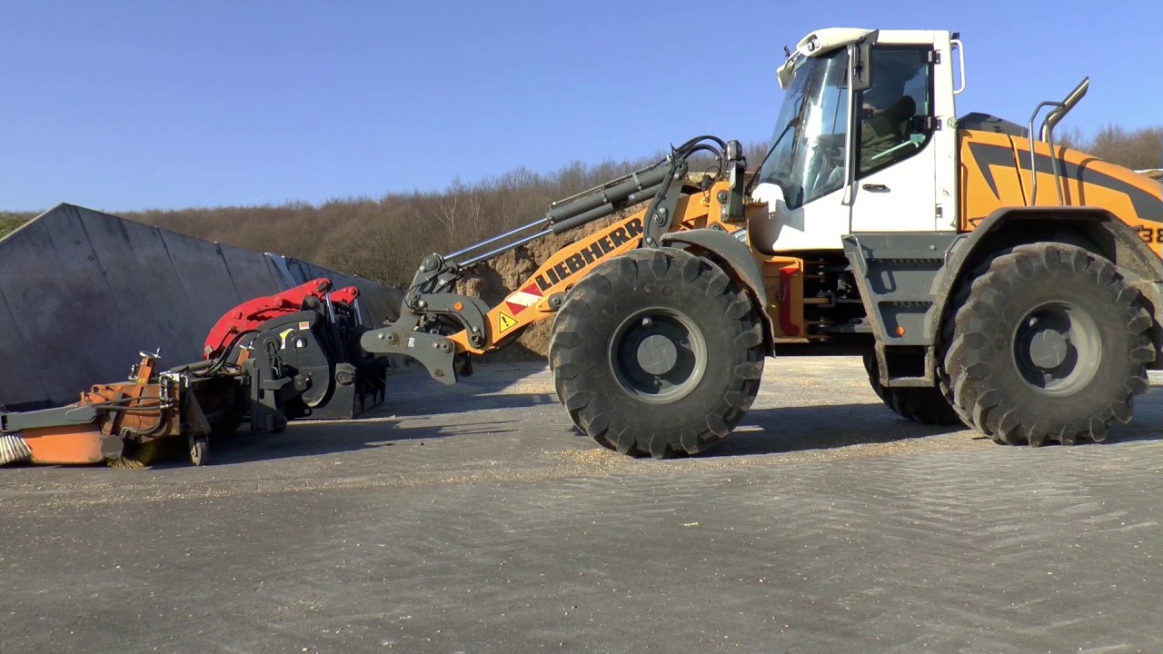 Liebherr L538 am Biogasanlage füttern und säubern