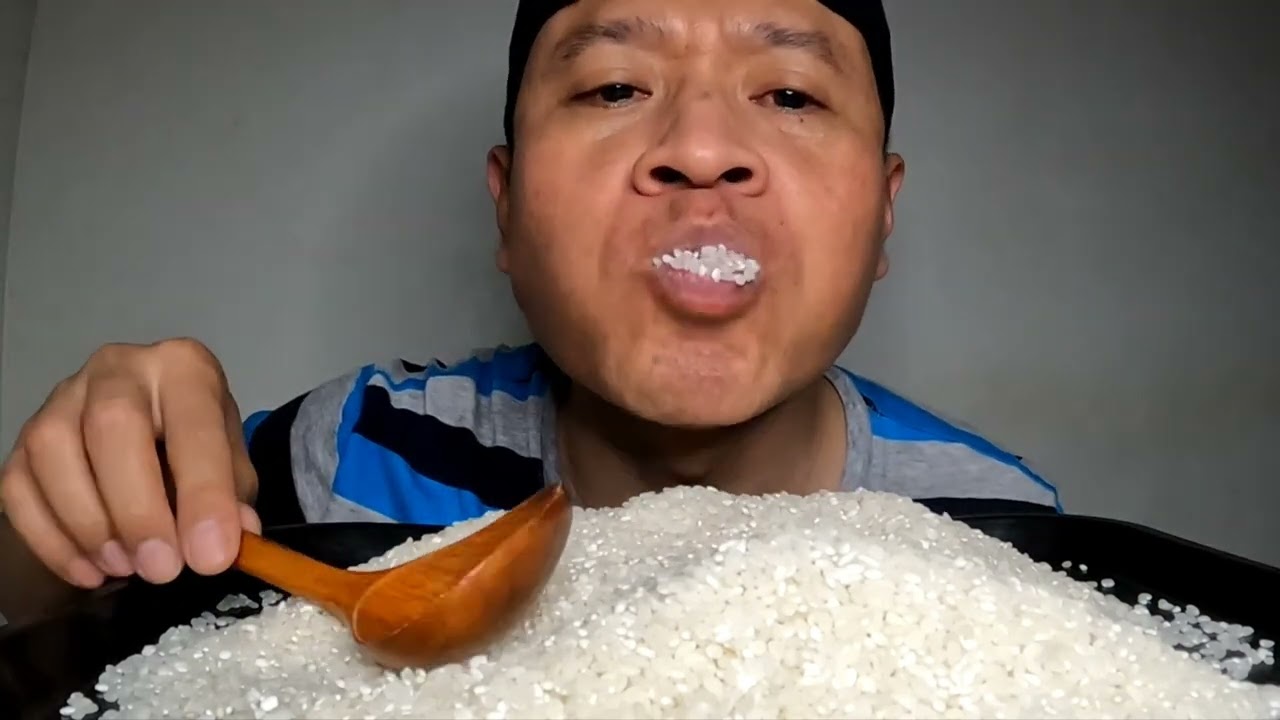 Eating Raw Rice Smells Super Fragrant With a spoon || makan Beras super wangi pakai centong