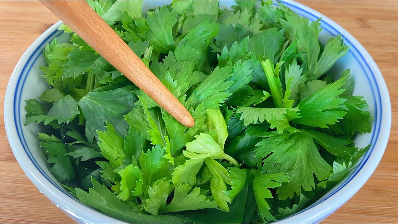 90歲的奶奶，經常用芹菜葉這樣吃，三高平穩，身體棒，特別開胃爽口 。【樂樂媽 Magic Food】 、 Cold celery leaves 凉拌芹菜叶