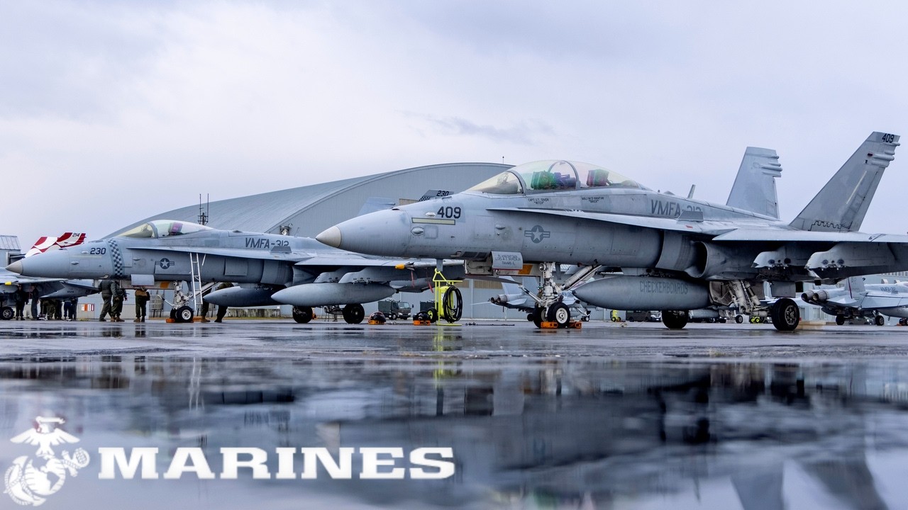 Морские пехотинцы США. Истребители F/A-18 Hornet во время военных учений в Японии.