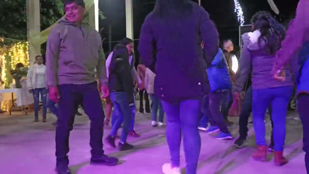 EL INCONFUNDIBLE TOCANDO Y EL IKER BAILAN Y GOZANDO.