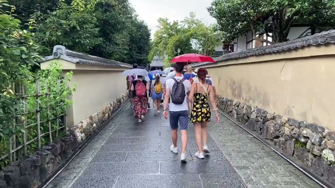 Rainy Day in Kyoto Walking Tour - Traditional Shops and Houses of Japan