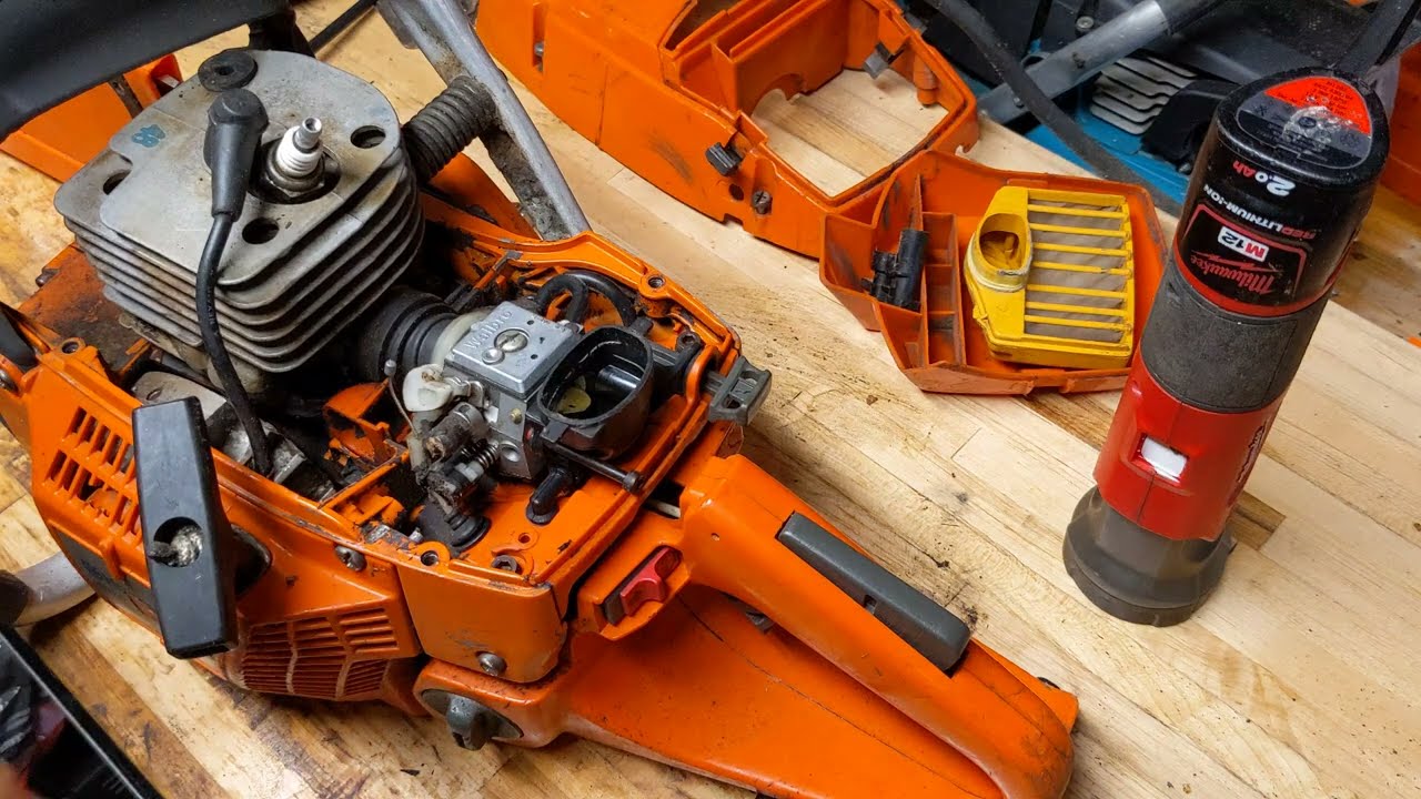 How bad is it? Cylinder removal, piston and top end inspection Husqvarna 365 SP Special / 372 xp Pt2