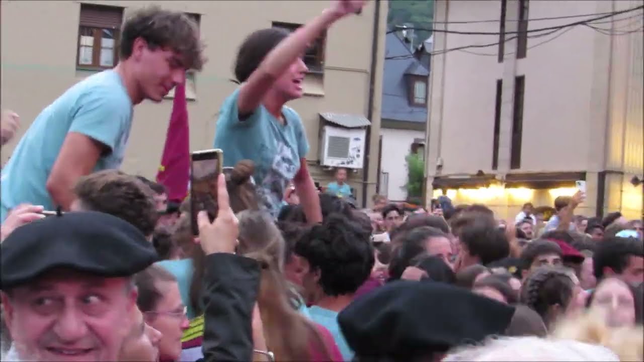 31au corsa Aran per sa Lengua - Concert du groupe NADAU - Vielha 27 juillet 2025 - Vidéo 14/15