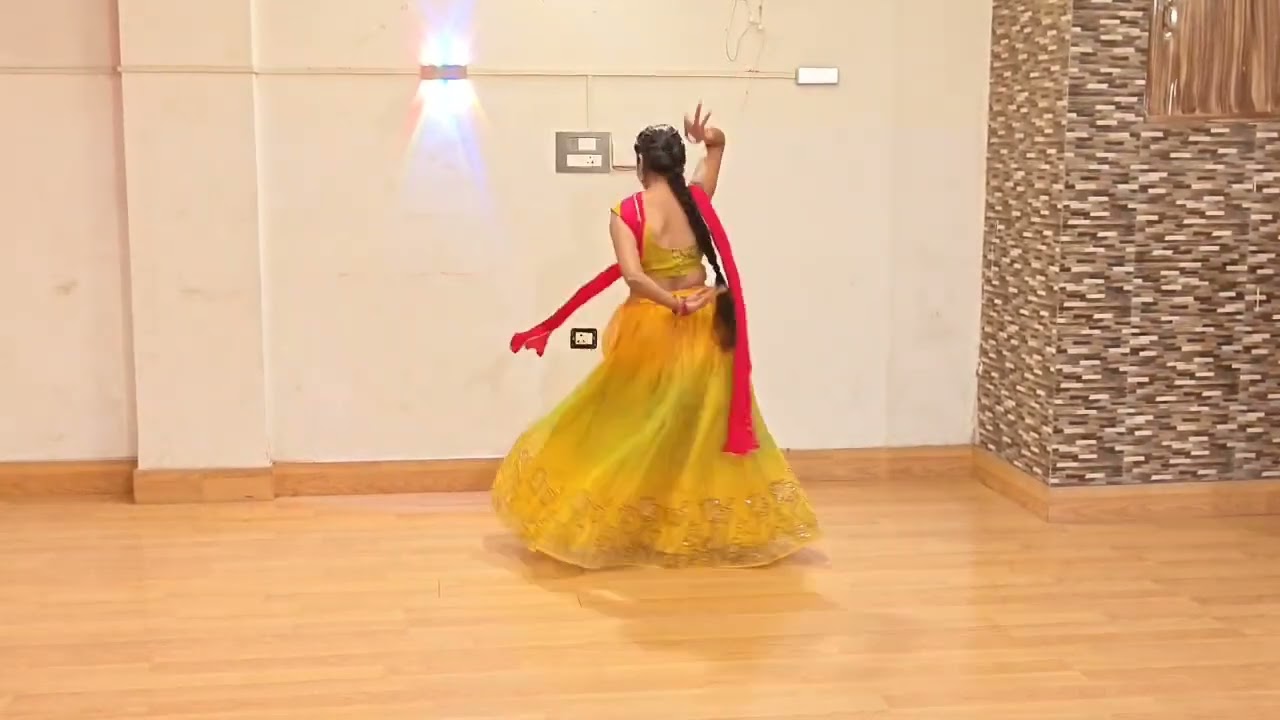 Badrinath ki dulhania song dance #dance #ternding #holi song dance #like #ternding 