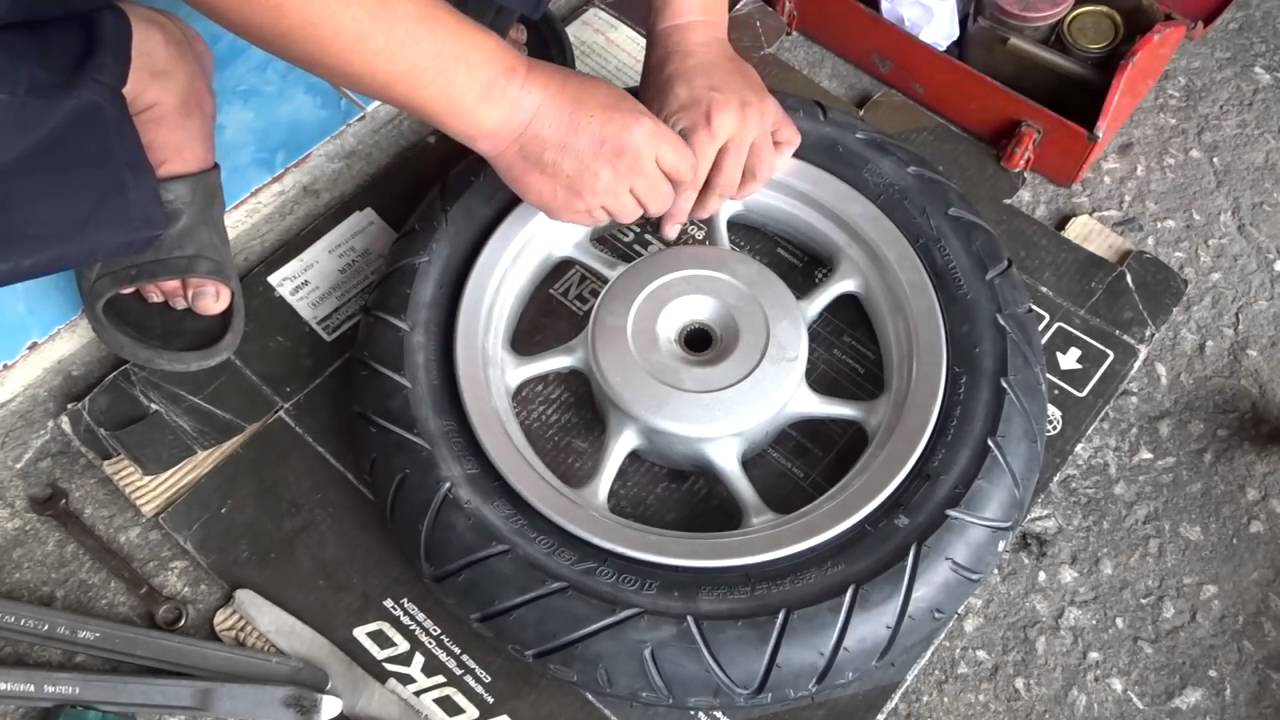 เทคนิคเปลี่ยนยางนอกล้อหลัง Honda Scoopy i ขอบ 12 Tubeless