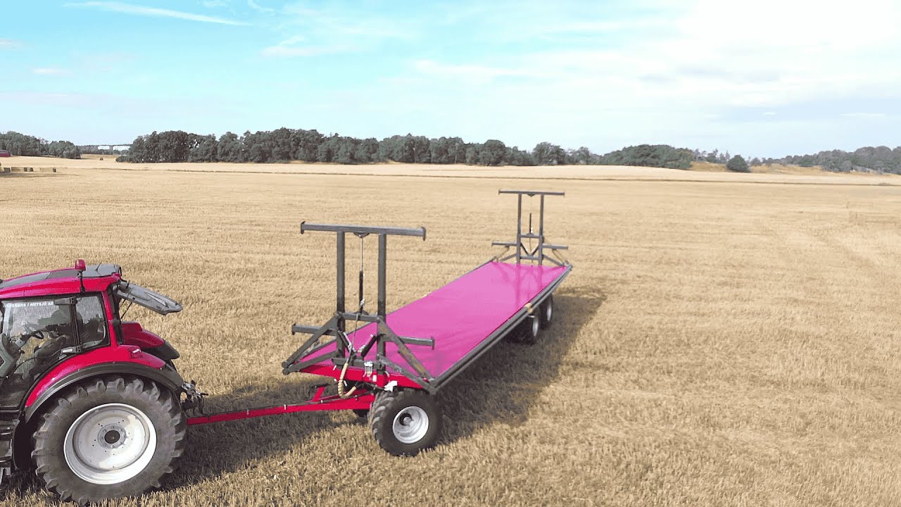 Metsjö MetaU 12M balsläp med hydraulisk lastsäkring och fjäderupptagande ramverk. Bale trailer 12 M