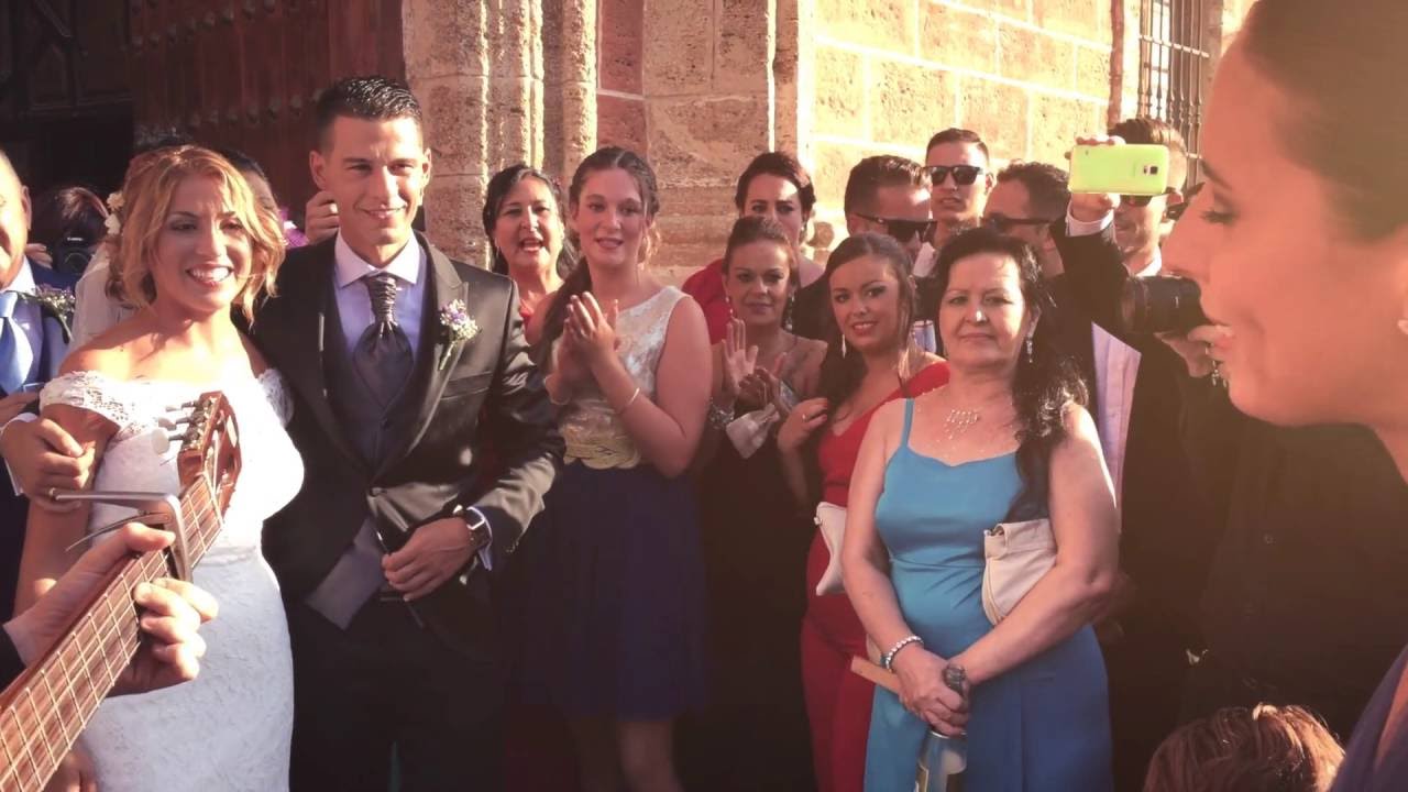 uno x uno , Cantan a Estefania & Migue en la puerta de la Iglesia Mayor en San Fernando, Cádiz