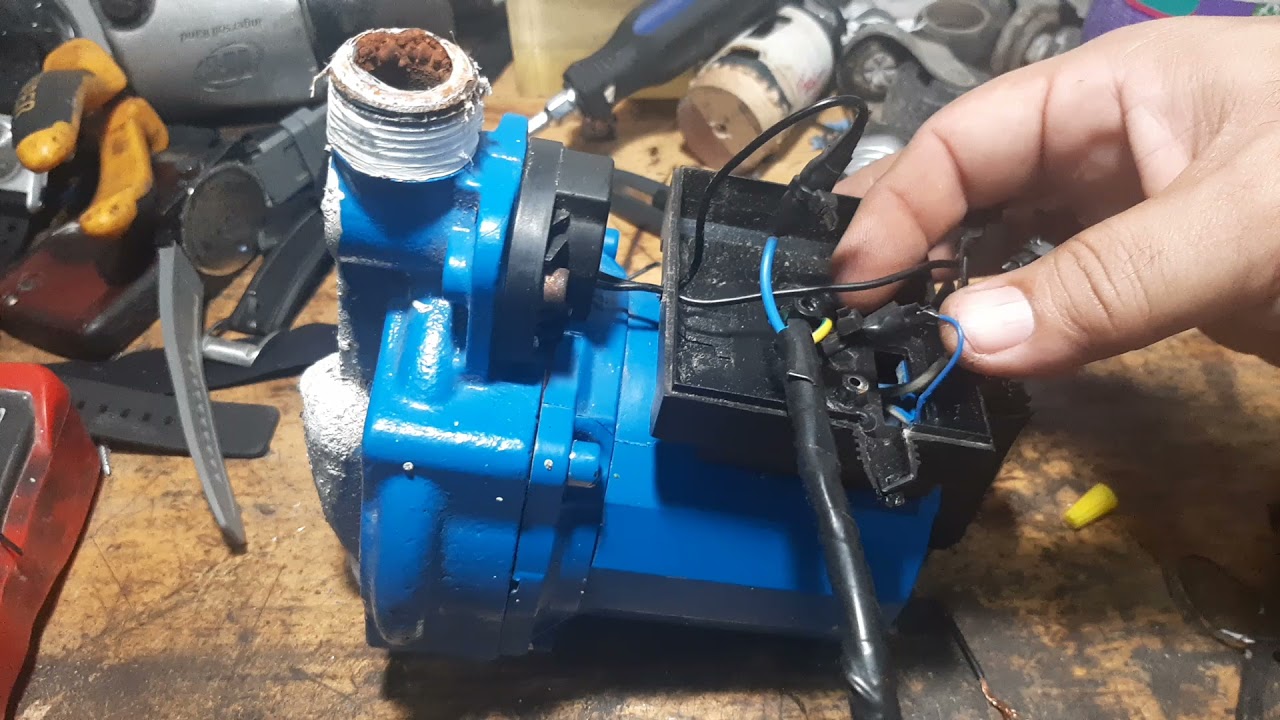 Reparando presurizador de agua.