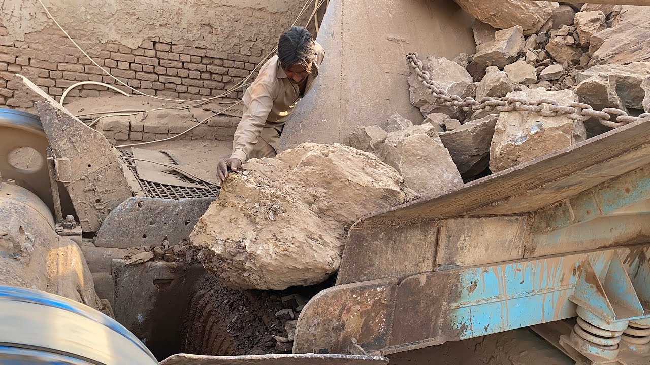 Jaw Crusher in Action:Jaw Crushing Power!Crushing Rocks with Jaw Crusher