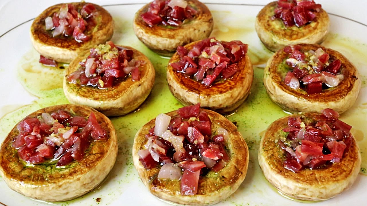 Champiñones con jamón ibérico y salsa verde