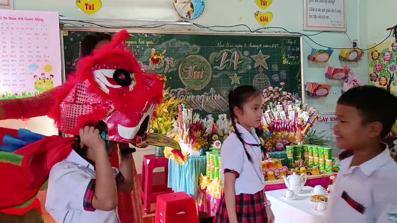 Lớp 1 A trình bày thuyết trình mâm ngũ quả Trung thu 