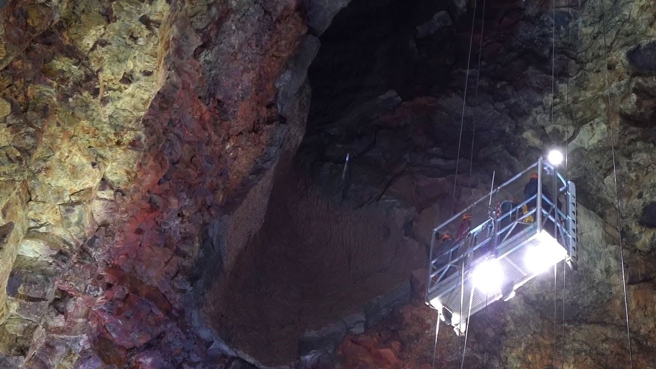 Going inside a volcano's magma chamber