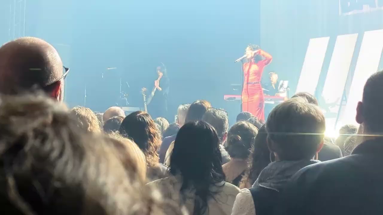 Barbara Pravi à Saint Lô chante Marianne
