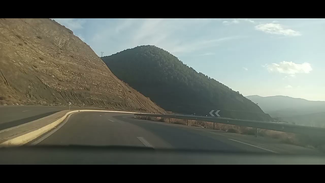 كي جاك المقطع ناضي ، منعرجات بين جبال الريف ، لسرعة حدود هنا .