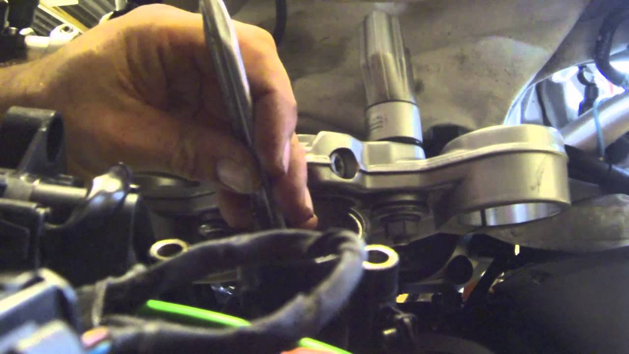 BMW F800GS Changing the steering head bearings