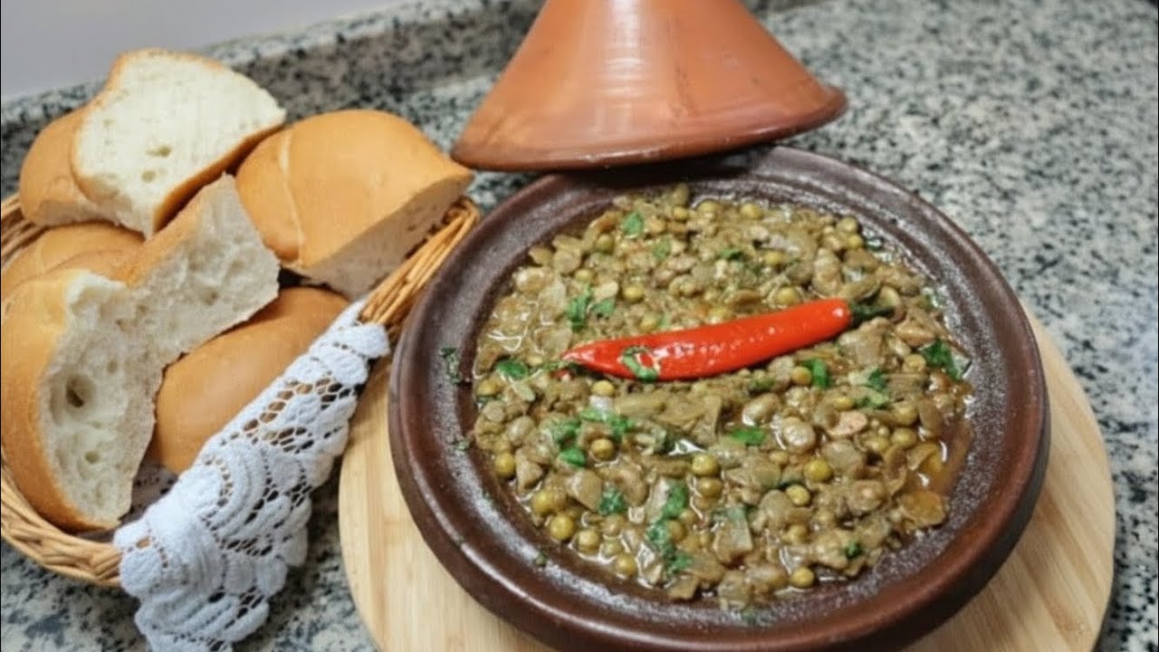 طاجين الفول على الطريقة المغربية التقليدية.