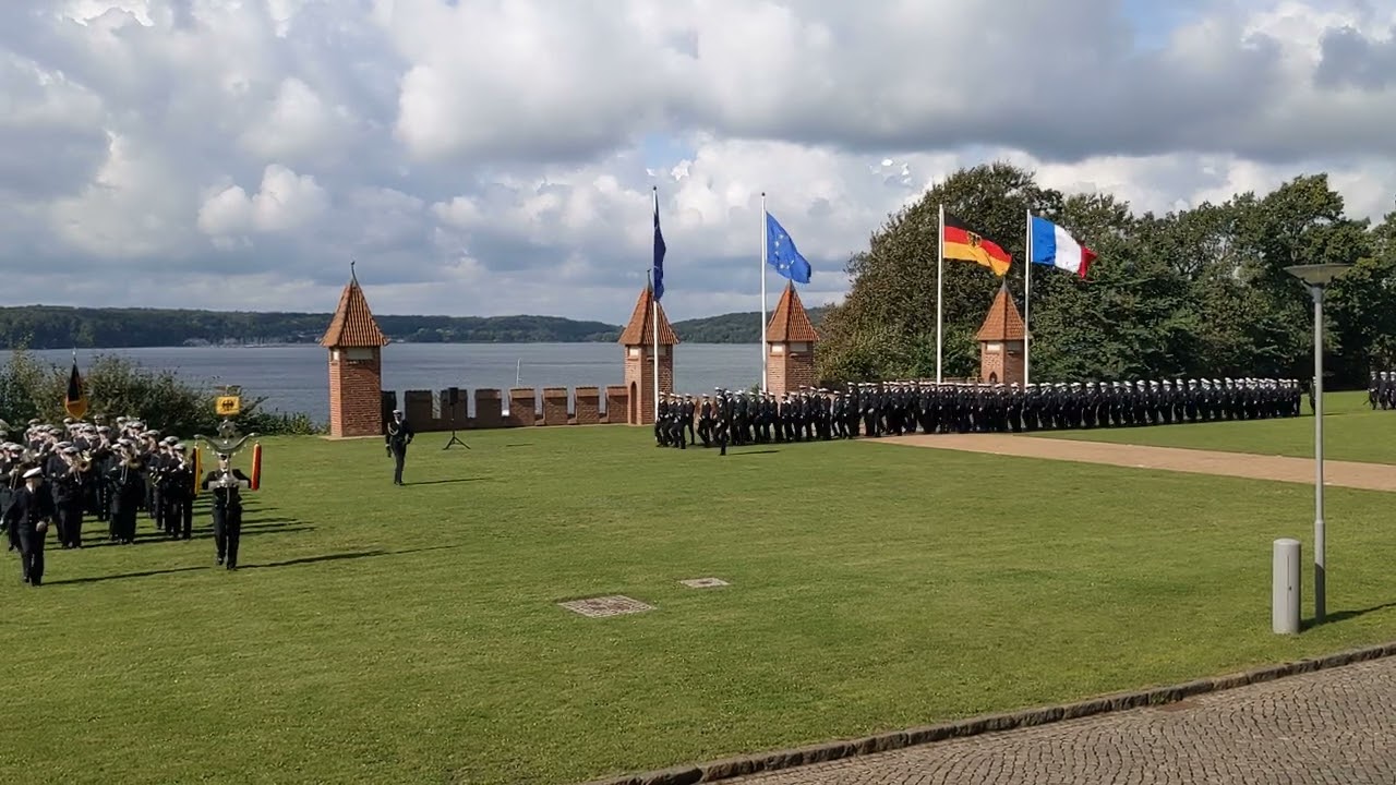 Lehrgangsabschlussmusterung Crew 22 Marineschule M&uuml;rwik 22.09.2023 Einmarsch - Marinemusikkorps WHV