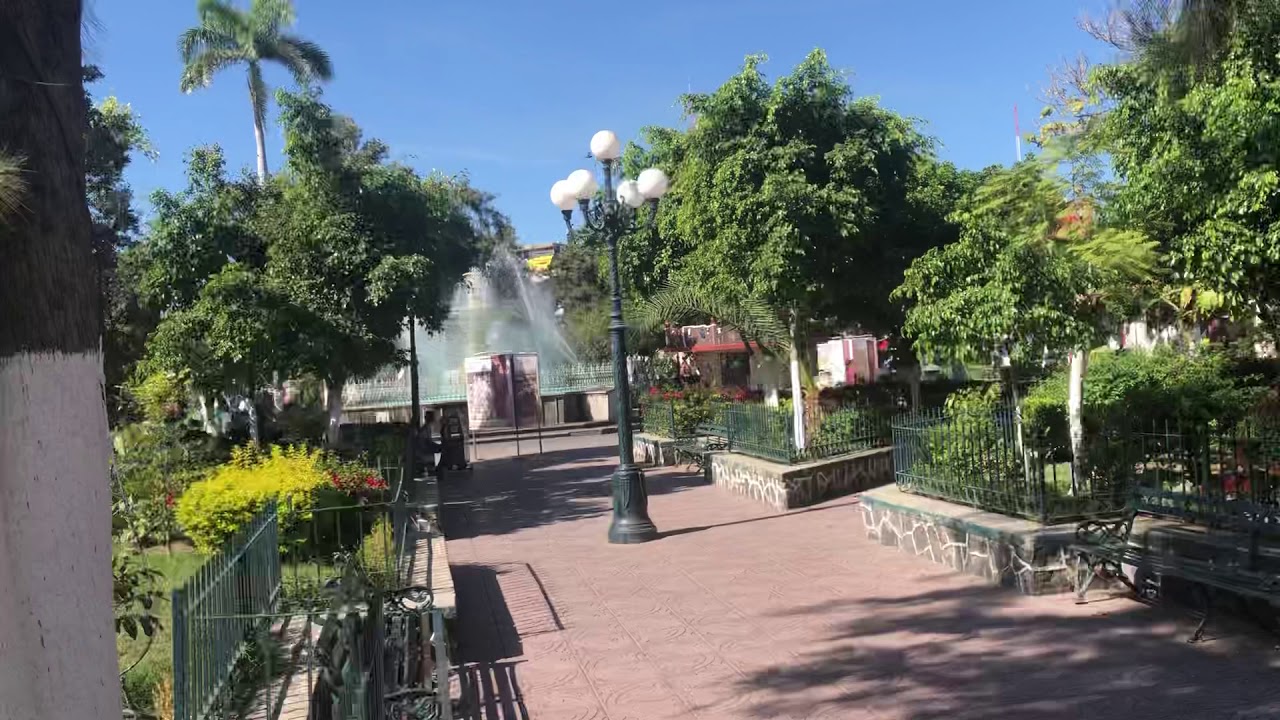 Caminando en el zócalo de izucar de Matamoros puebla Mexico