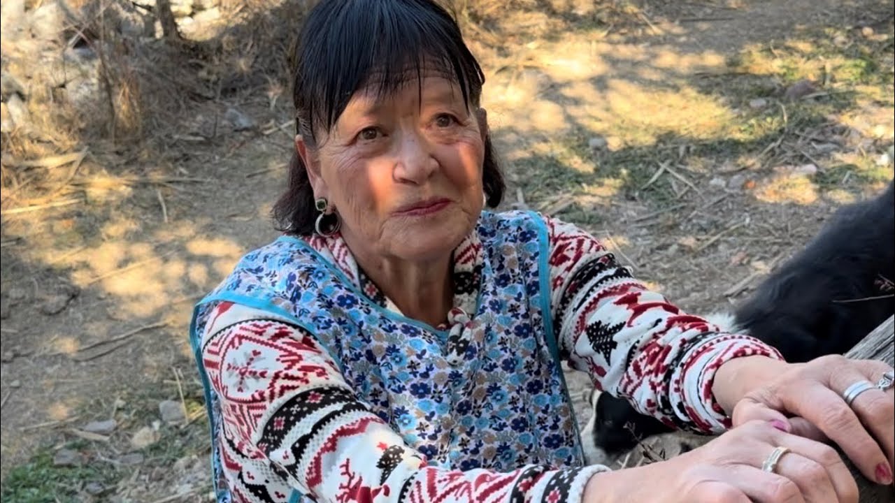 Angela nunca se olvida de su mamá de 96 años 