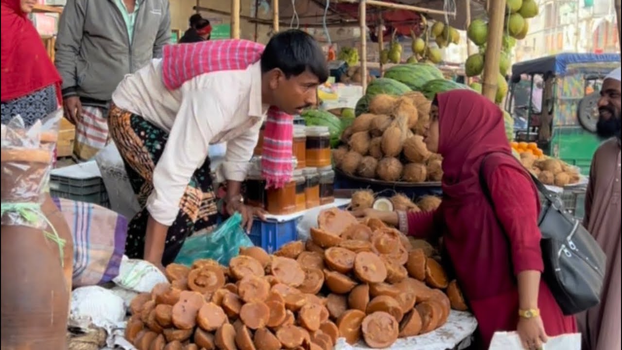 মহিলা বাজারে গুর কিনে কিস্তিতে টাকা পরিসদ করতে চাইলো অতঃপর 