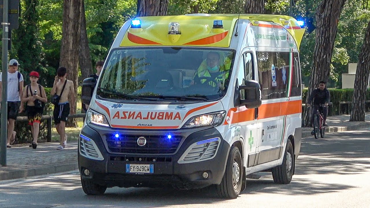 Ambulanza Croce Verde Cavallino-Treporti in emergenza - Green Cross ambulance responding code 3