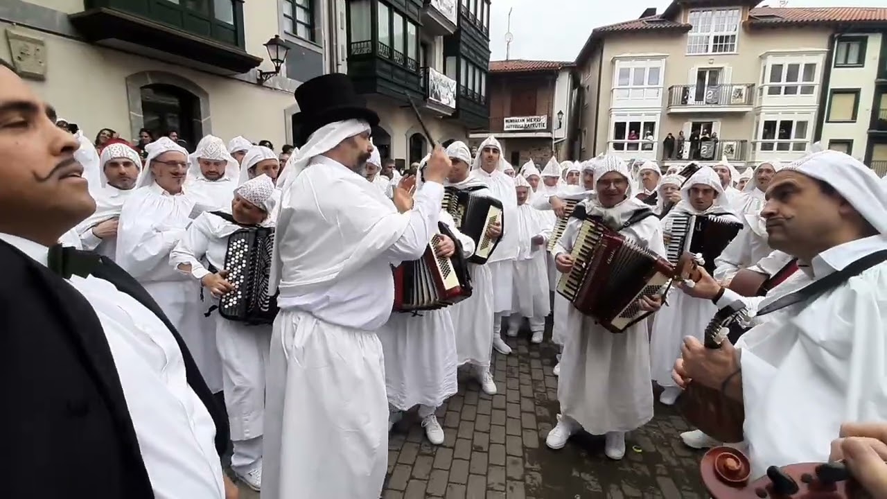 Mundakako aratusteak 2026.     Hogei urte (plazan)