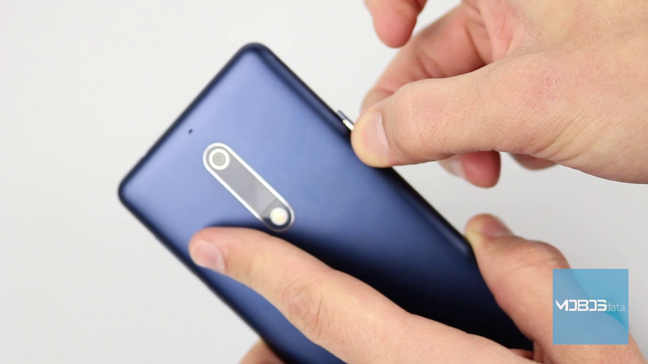 Nokia 5 How to insert SIM and memory card