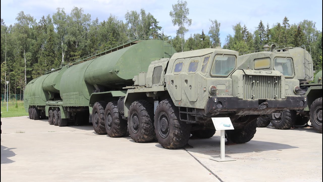 Sowjetische und russische Militärfahrzeuge im Park Patriot