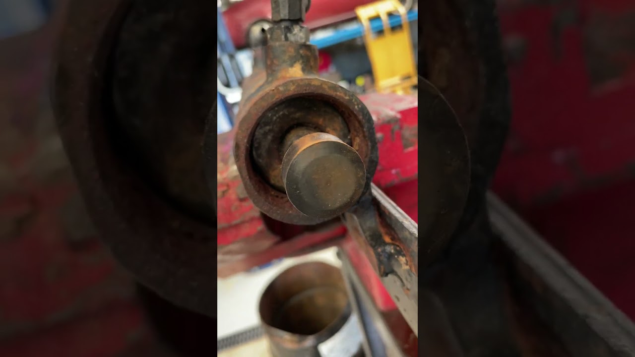 How to remove a hydraulic cylinder cap