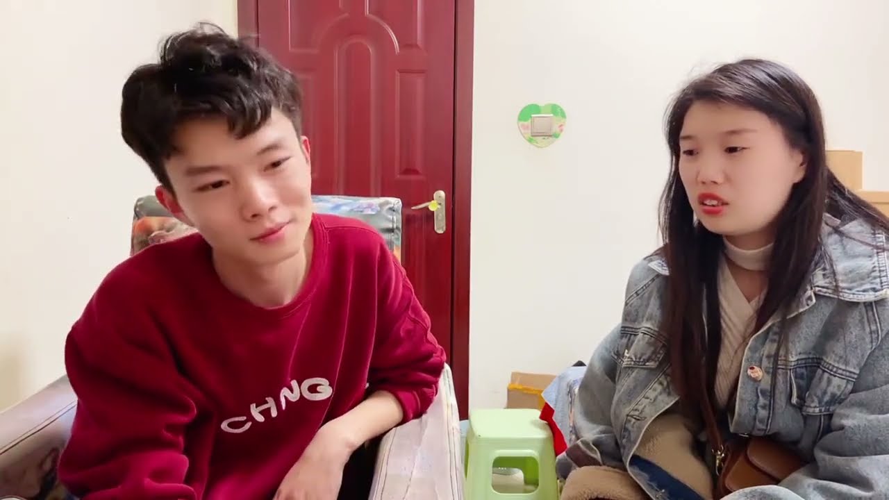 小伙把结婚钱一万块给姑娘用，谁知姑娘把钱锁了！急的小伙直挠头