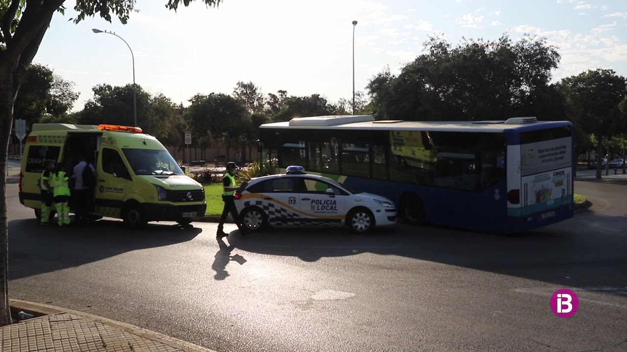 Un autobús de l’EMT xoca contra una rotonda a Palma