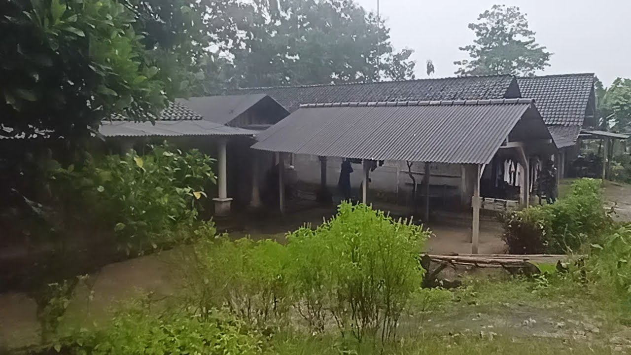 Suasana hujan menjelang buka puasa yang kedua di desa pedalaman Blitar 