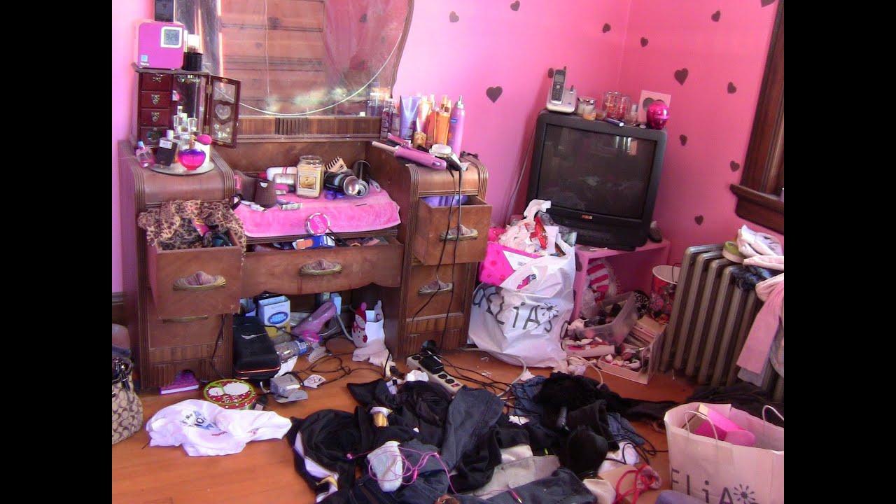 me cleaning my room (: