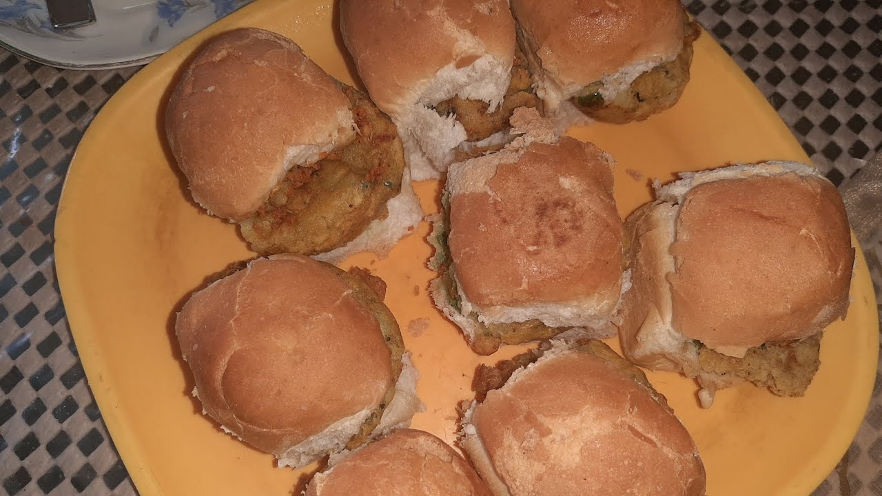 Bhabhi ki high demand per didi ne bnaya vada pav😋bhabhi ne bnaye matar rice😋hum mile vanni se💕