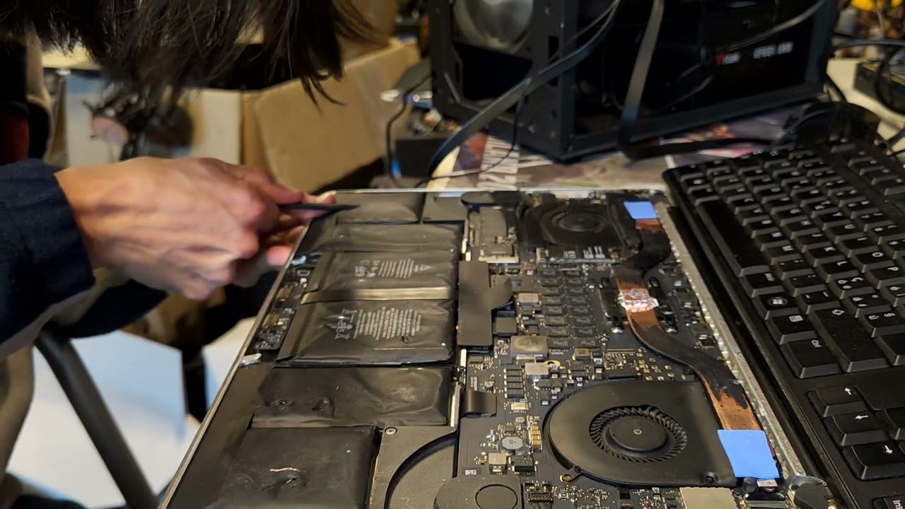 swollen MacBook battery puncturing inside the lab, still no explosion