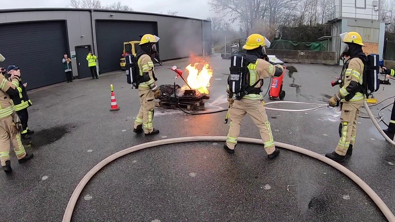 MURER L&ouml;schlanze: L&ouml;schen von Batteriebrand mit Additiv F500 EA