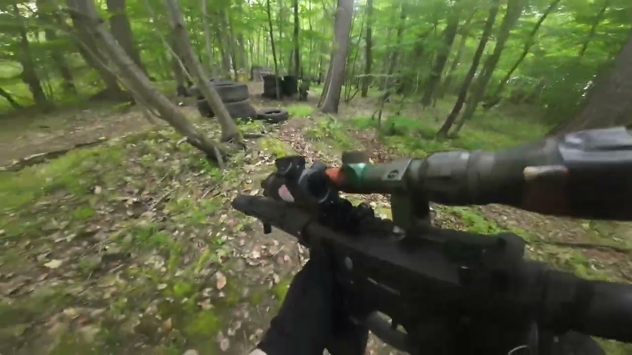Dvojčlenný prieskumný tím na AIRSOFTovom ihrisku v Ražňanoch