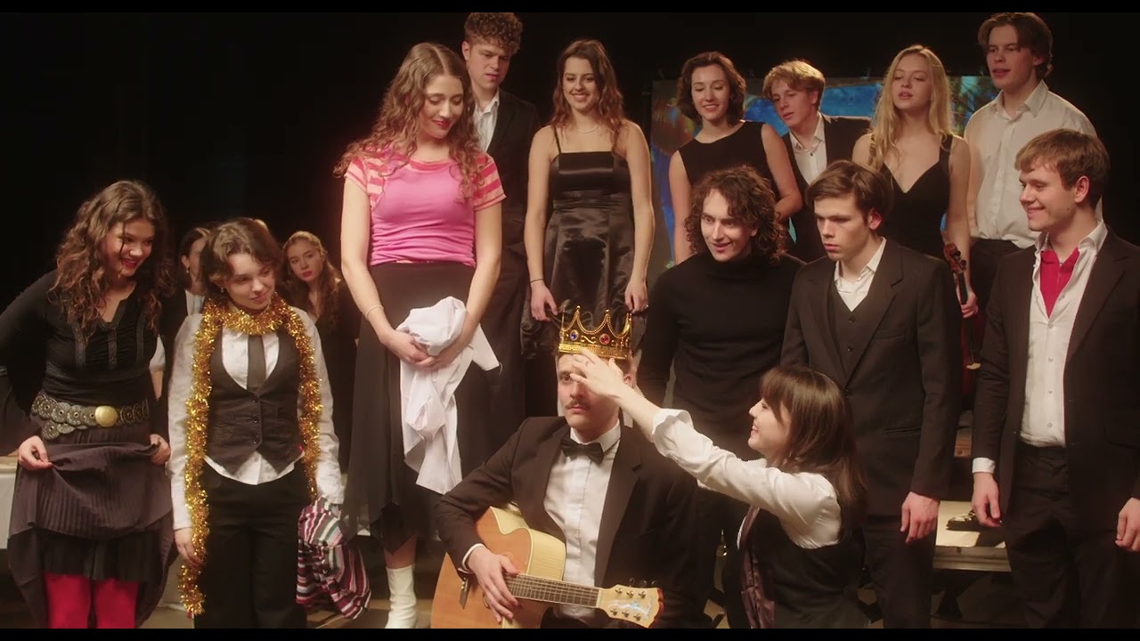 CIEPŁYCH I SPOKOJNYCH ŚWIĄT ŻYCZĄ STUDENCI I ROKU AKTORSTWA SZKOŁY FILMOWEJ W ŁODZI